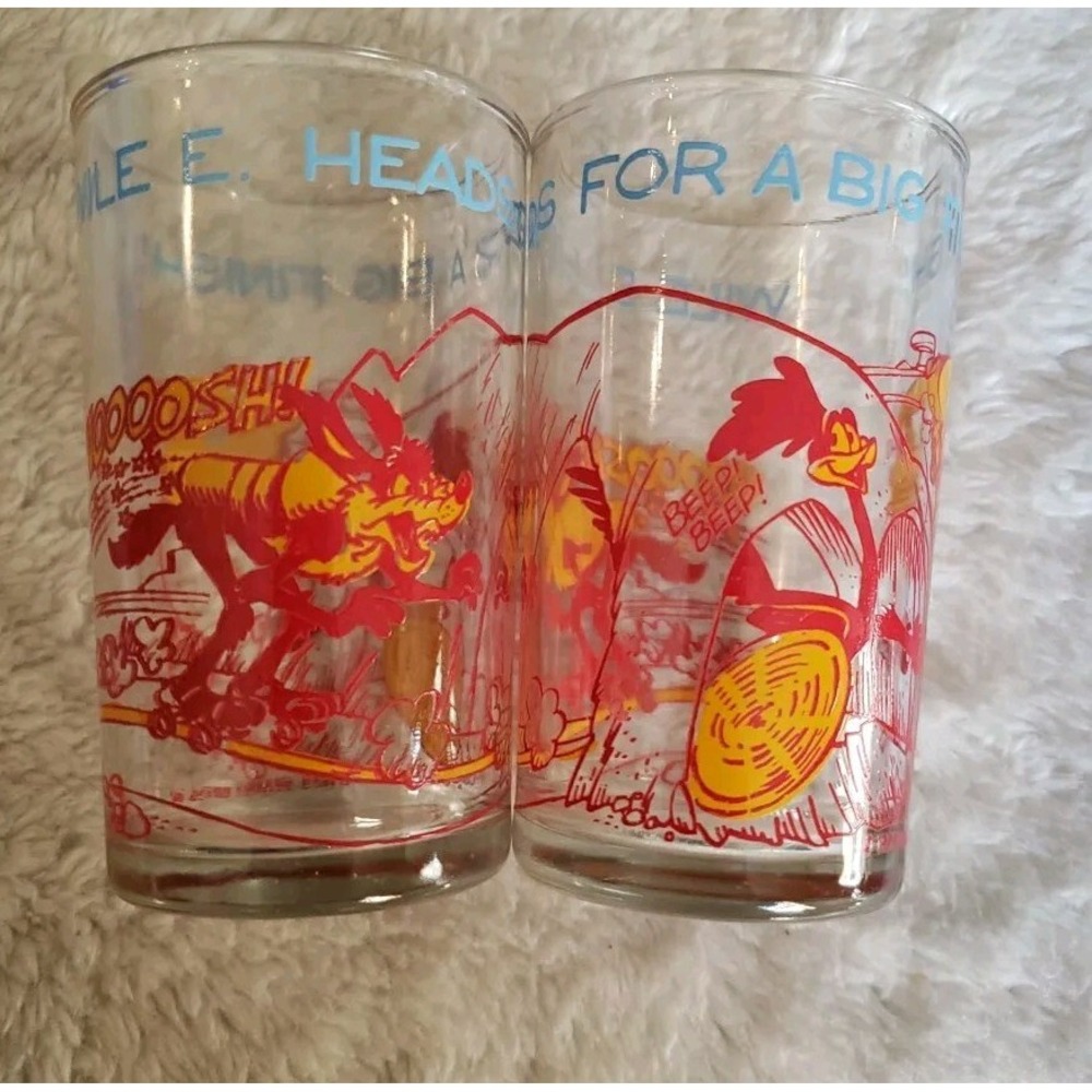 1974 WILE E. COYOTE JUICE GLASS, WILE E. HEADS FOR A BIG FINISH WARNERS LOT OF 2